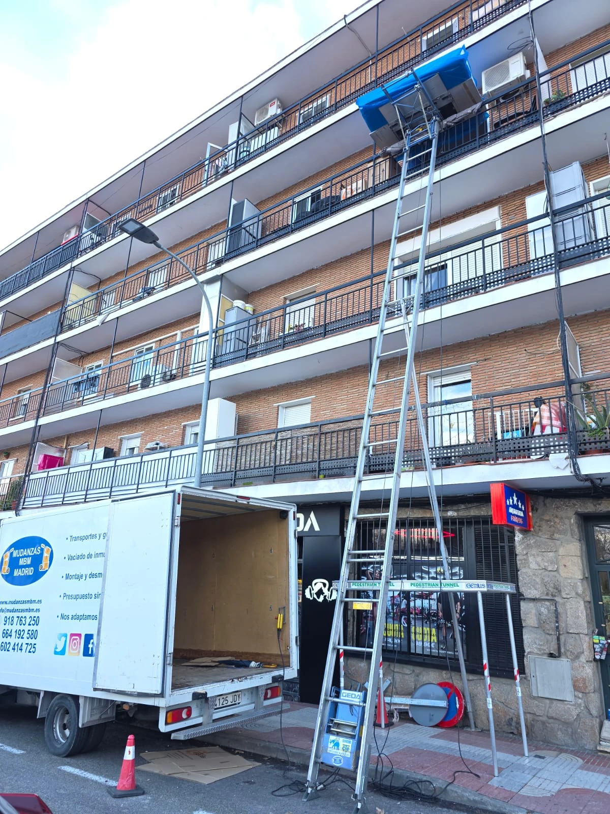 Uso de Elevador para Subir Enseres en una mudanza en Tres Cantos